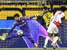 Perfektní zákrok gólmana Borussie Dortmund Romana Bürkiho proti hlavice...