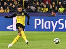 Anglický útoník Dortmundu Jadon Sancho stílí gól Slavii v domácím zápase...