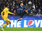 Argentinský útoník Interu Milán Lautaro Martínez si zpracovává mí v duelu...