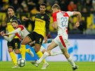 Slávistický záloník Tomá Souek stílí gól proti Dortmundu, v pozadí padající...