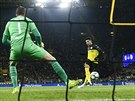 Jadon Sancho z Borussie Dortmund stílí první gól domácího zápasu Ligy mistr...