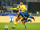 Lautaro Martínez, útoník Interu Milán, padá po souboji s Carlesem Aleou z...
