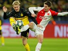 Julian Brandt, záloník Dortmundu, v souboji s Lukáem Masopustem ze Slavie ve...