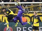 Branká Borussie Dortmundu v utkání Ligy mistr sbírá ze vzduchu jeden ze...