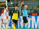 Ruský sudí Sergej Karasev v utkání Ligy mistr mezi Dortmundem a Slavií...