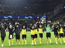 Fotbalisté Dortmundu s fanouky slaví vítzství nad Slavií, které jim zárove...