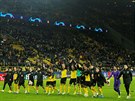 Fotbalisté Dortmundu s fanouky slaví vítzství nad Slavií, které jim zárove...