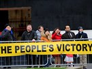 Vítzství lidu, íká transparent v Londýn po pedasných parlamentních...