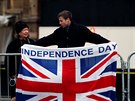 Den nezávislosti, íká nápis na britské vlajce po pedasných parlamentních...