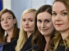 Finská premiérka Sanna Marinová (druhá zprava) s ministrynmi své vlády (10....