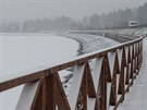 Stezka vede pi hrázi spojující malé a velké Lipno u erné v Poumaví.