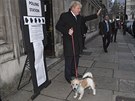 Britský premiér a éf Konzervativní strany Boris Johnson piel k volbám se...