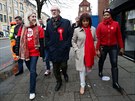 Pedseda opoziních labourist Jeremy Corbyn pichází k volební místnosti spolu...