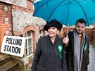 Caroline Lucasová z britské strany Zelených se svým synem Isaacem poté, co...
