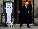 Premiér a éf konzervativc Boris Johnson odevzdal svj hlas poblí sídla...