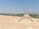 Sahuerova pyramida v Abúsíru s rozvalinami jeho zádušního chrámu. Vlevo v dáli...
