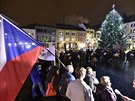Lidé na Mírovém námstí v Ústí nad Labem protestují 19. prosince 2019 za...