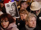 V Praze se demonstruje proti Babiovi, lidé uctí obti tragédie (10. prosince...