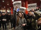 Demonstranti se z Václavského námstí pesunuli na hlavní nádraí (10. prosince...