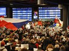 Demonstranti se z Václavského námstí pesunuli na hlavní nádraí. (10....