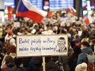 Demonstranti se z Václavského náměstí přesunuli na hlavní nádraží. (10....