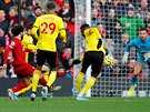 Liverpoolský útoník Mohamed Salah stílí na bránu Watfordu, branká Ben Foster...