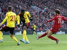 Liverpoolský Mohamed Salah stílí mezi obránci Watfordu. Byl z toho první gól...