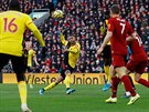 Etienne Capoue z Watfordu pálí na bránu Liverpoolu v utkání Premier League.