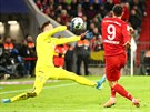 Polský útočník Robert Lewandowski z Bayernu Mnichov překonává českého brankáře...