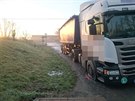 Korba nákladního auta strhla trakní vedení v Rousínov.