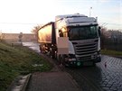 Korba nákladního auta strhla trakní vedení v Rousínov.