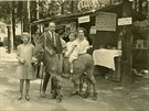 Malá Lilli (na oslu) s rodiči na výletu do tisských stěn, rok 1926.
