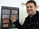 Sbratel Miroslav varc ukazuje ást své kolekce bankovek.