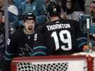 Tomá Hertl a Joe Thornton emotivn slaví gól San Jose.