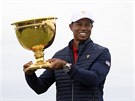 Tiger Woods s trofejí pro vítze Prezidentského poháru v Melbourne.