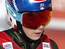 Zklamaná Mikaela Shiffrinová v cíli v obího slalomu v Courchevelu.