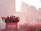 Velkolepé oslavy po triumfu fotbalist Liverpoolu v Lize mistr.