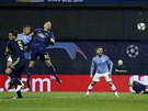 Gabriel Jesus (druhý zleva) z Manchesteru City stílí gól v zápase s Dinamem ...