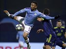 Gabriel Jesus¨(vlevo) z Manchesteru City v souboji s Arijanem Ademim z Dinama...