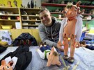 �ezb�� Igor Kuku�ka s replikami loutek Spejbla a Hurv�nka, kter� vytvo�il pro...