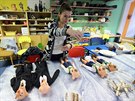 Martina Kulov�, �editelka Muzea Cheb si prohl�� repliky loutek Spejbla a...