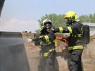 Devt jednotek hasi likvidovalo poár skladovací haly v Hrdiboicích na...