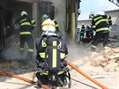 Devt jednotek hasi likvidovalo poár skladovací haly v Hrdiboicích na...