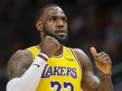 LeBron James z LA Lakers oslavuje ko na palubovce Atlanty.