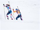 Jessica Jislová (vlevo) na trati sprintu v Hochfilzenu