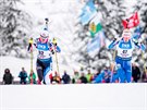 Eva Kristejn Puskaríková (vlevo) na trati sprintu v Hochfilzenu