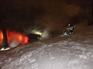 Oheň zachvátil chalupu u sjezdovky Javor v Peci pod Sněžkou (15. 12. 2019).