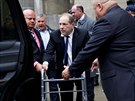 Harvey Weinstein odchází od soudu (New York, 11. prosince 2019).