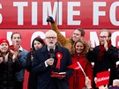 Lídr labourist Jeremy Corbyn bhem pedvolební kampan. (11. prosince 2019)