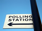 Cedule ukazující smr k volební místnosti ve Velké Británii (12. prosince 2019)